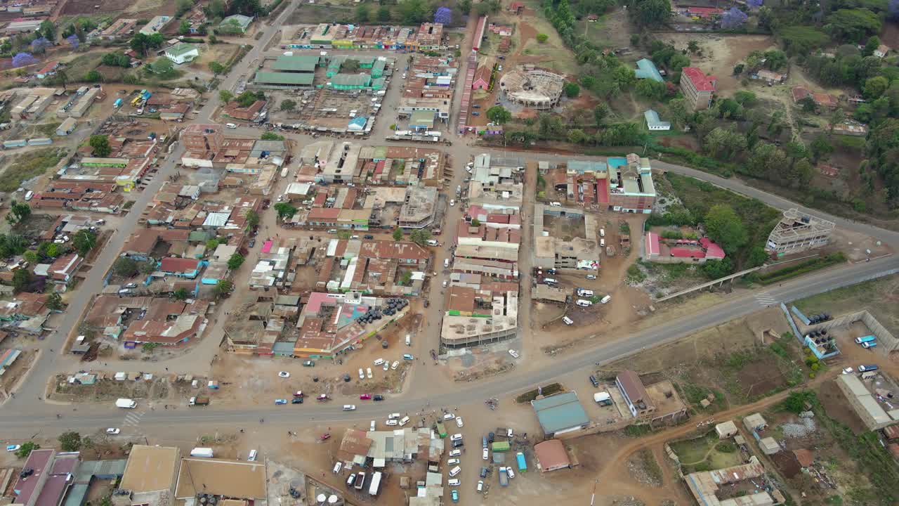 Vista aerea di una città e campi illuminati dal sole, ora d'oro nell'Africa rurale - ripresa in tracking con drone