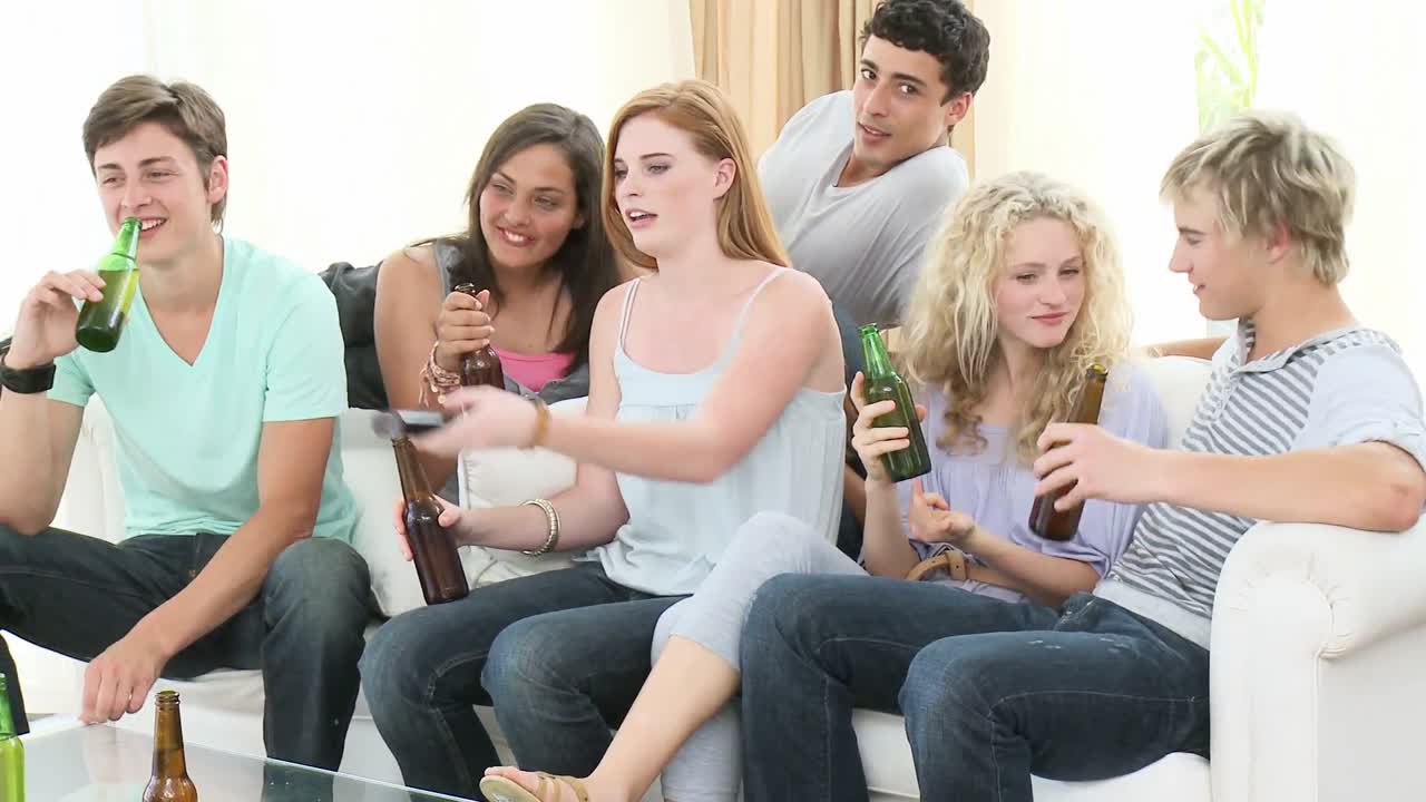 집 에서 맥주 를 마시는 십대 들