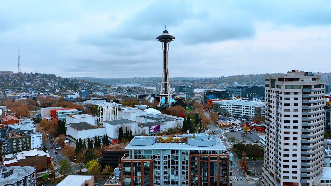 Nouse Seattlen, Washingtonin, USA:n kaupunkimaiseman yläpuolelle. Space Needle -torni on kuvan keskellä.