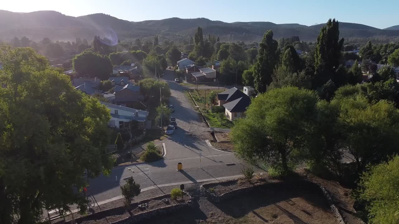 antena de zona residencial con carretera y casas durante el día soleado, capturada en argentina, sudamérica
