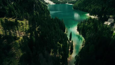 impresionante lago alpino con exuberante bosque y majestuosas montañas