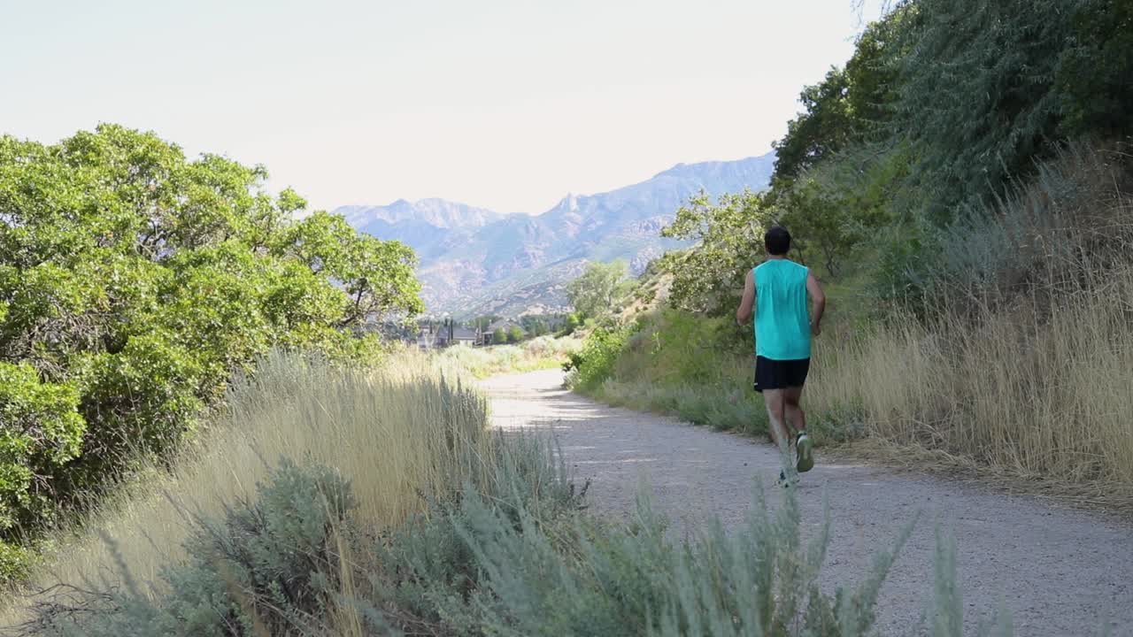 유타 주 드레이퍼 시티의 야외 산길을 달리는 활동적인 남자의 사진