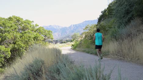 Aufnahme-Eines-Aktiven-Mannes-Beim-Trailrunning-Auf-Den-Bergigen-Outdoor-Strecken-Von-Draper-City,-Utah