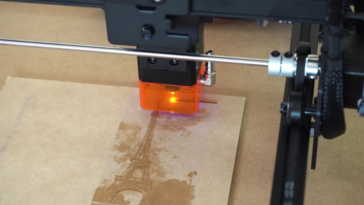 Gravação a laser em MDF usando máquina a laser de diodo, vista macro