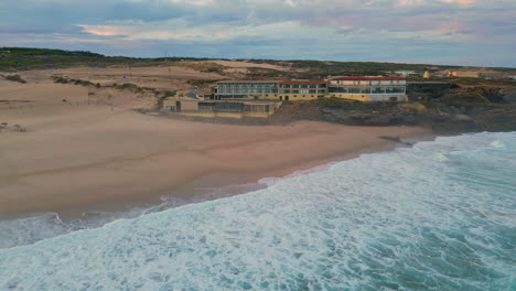 drone vista acogedor complejo situado en la orilla del mar a la luz del sol de la noche. complejo marítimo