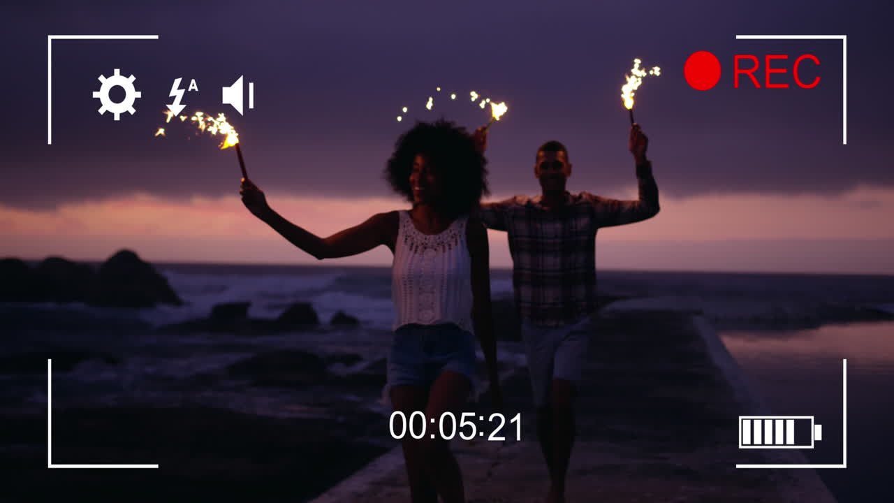 디지털 카메라 4k로 해변에서 부부를 촬영하고 있습니다.