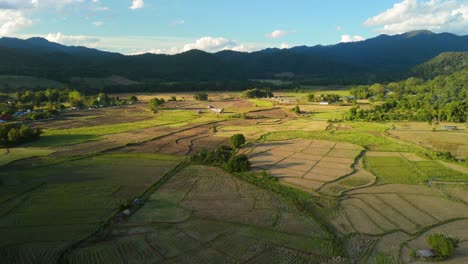 Hermoso-Valle-Montañoso-Soleado-Con-Campos-De-Arroz-Dorado-Después-De-La-Cosecha,-Agricultura-Ecológica-Local-Y-Agricultura-Tradicional-En-Las-Remotas-Tierras-Altas,-Vietnam-Tailandia-Filipinas-Laos