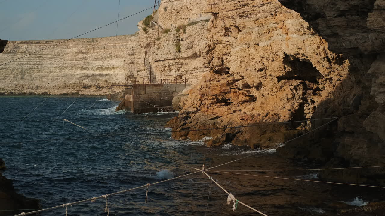 redes de pesca costeras y acantilados