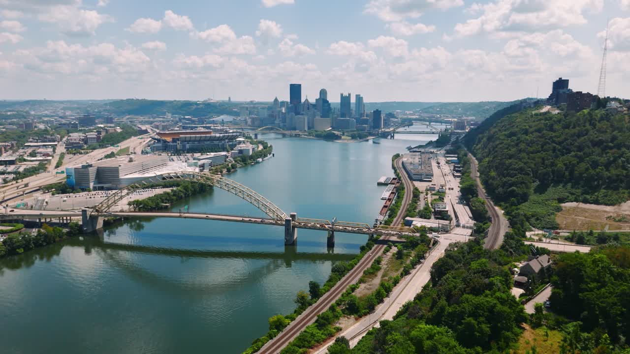 Veduta aerea pomeridiana del centro di Pittsburgh con fiumi, ponti e il profilo urbano. Ottima per media di repertorio e cinematografici