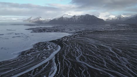 Impresionante-Paisaje-Islandés-En-El-Sur-De-Islandia-En-Plataforma-Aérea-A-La-Vista.