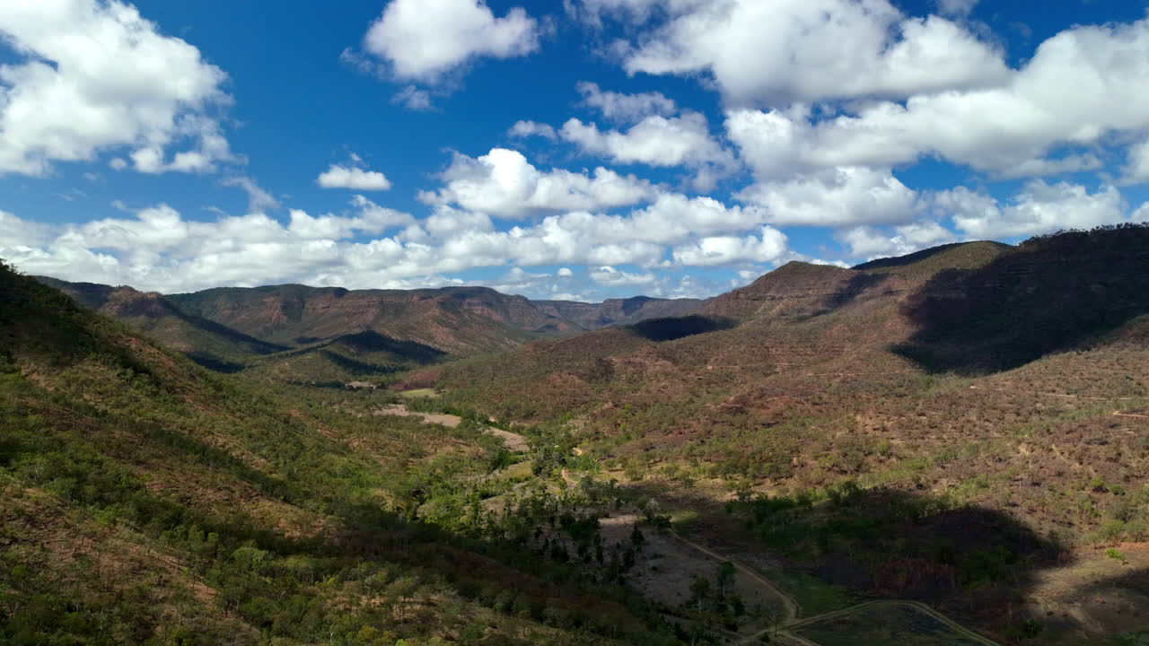 4k timelapse del pintoresco paisaje del bosque australiano con cielo azul y nubes que proyectan sombras, dron aéreo