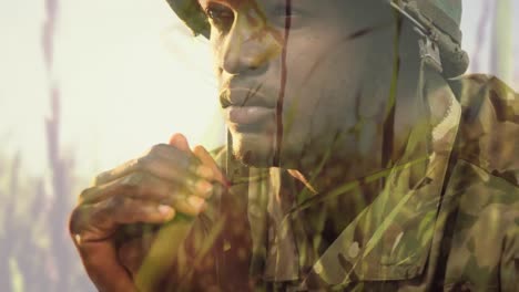 Animation-Eines-Afroamerikanischen-Soldaten-Mit-Helm-Auf-Wiesenhintergrund