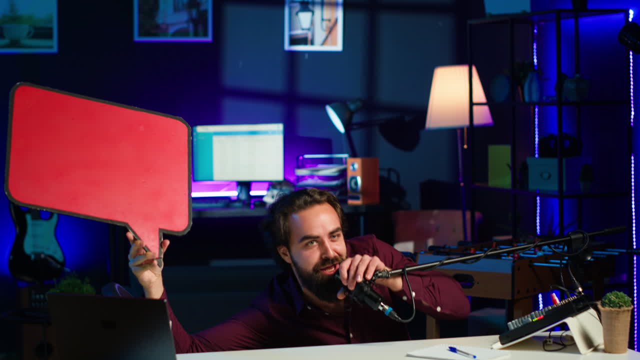 빈 코피 스페이스 기호를 들고 엄지손가락을 올리는 인플루언서