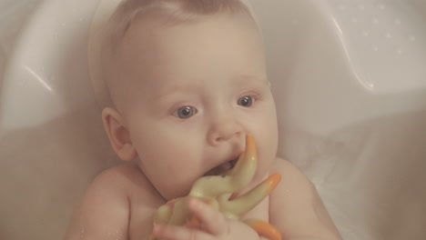 Niña-Teniendo-Su-Primer-Baño