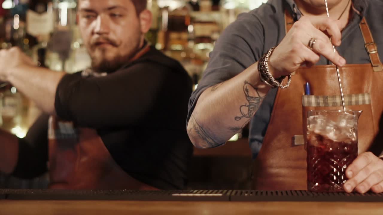 camareros haciendo cócteles en un bar