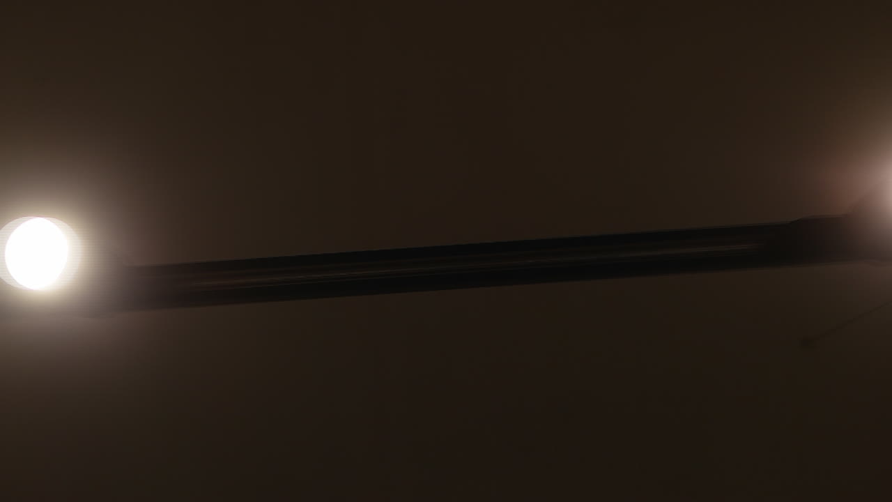 foco de luz en una habitación oscura