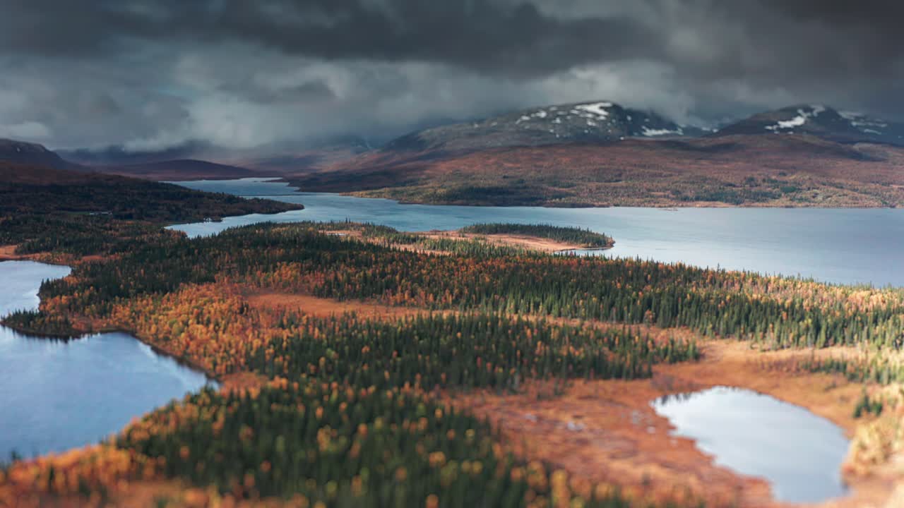 nubes oscuras y tormentosas sobre los lagos y el bosque de otoño en el norte de noruega.