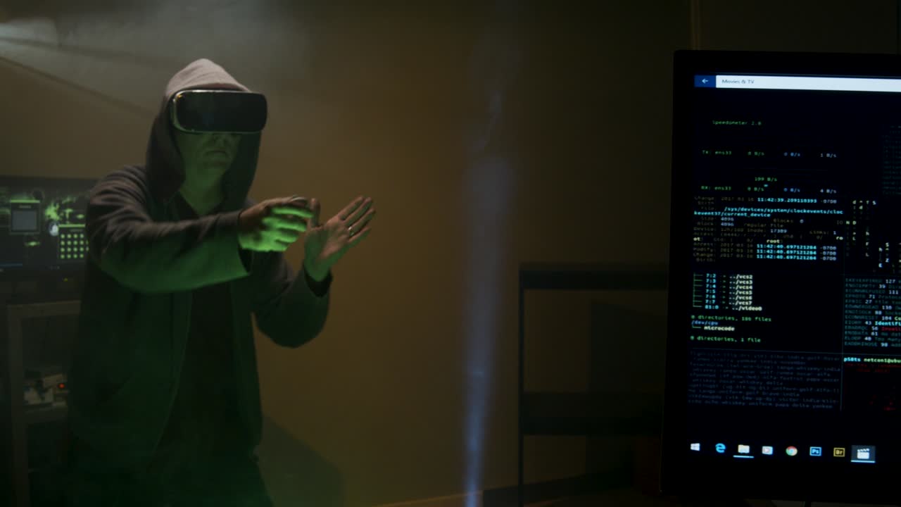 el hombre juega mientras usa auriculares vr, auriculares de realidad virtual