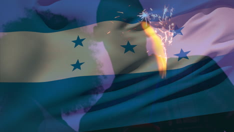 animación de agitar la bandera de honduras sobre un grupo de amigos en la playa