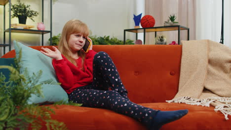 niña feliz y sorprendida teniendo una conversación agradable llamada telefónica buenas noticias disfrutando de hablar chismes