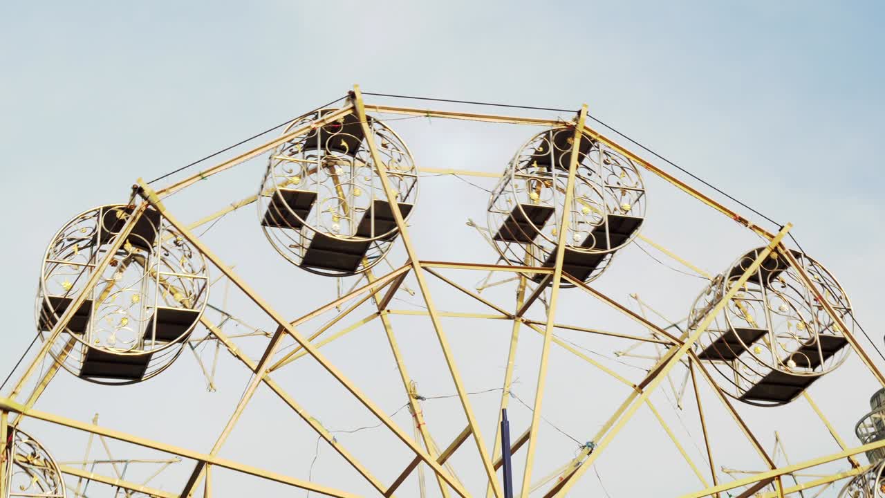 festival de la rueda gigante y parque de atracciones en el campo de tailandia.
