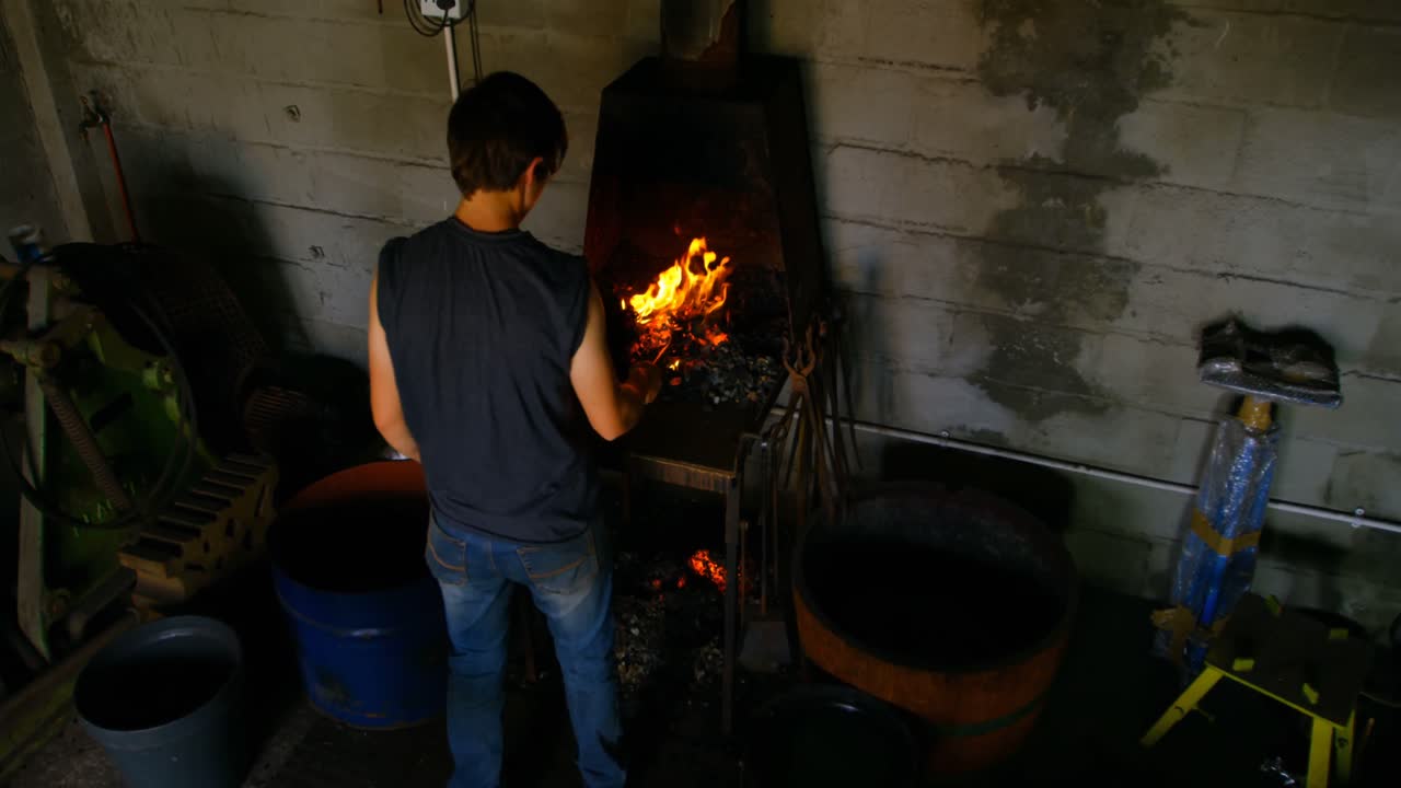 여성 금속공이 불 4k에서 말발 ⁇ 을 가열