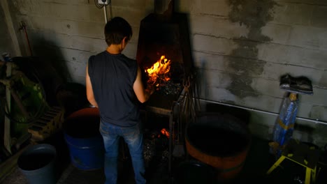 metalúrgica calentando una herradura en el fuego 4k