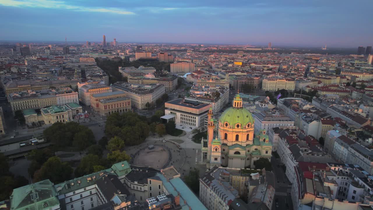 drone karlskirche viena paisaje urbano arquitectura aérea de viena austria al atardecer