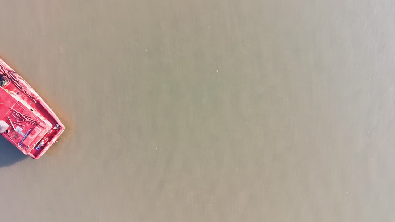 Vista aerea dall'alto di una barca in mare in Vietnam