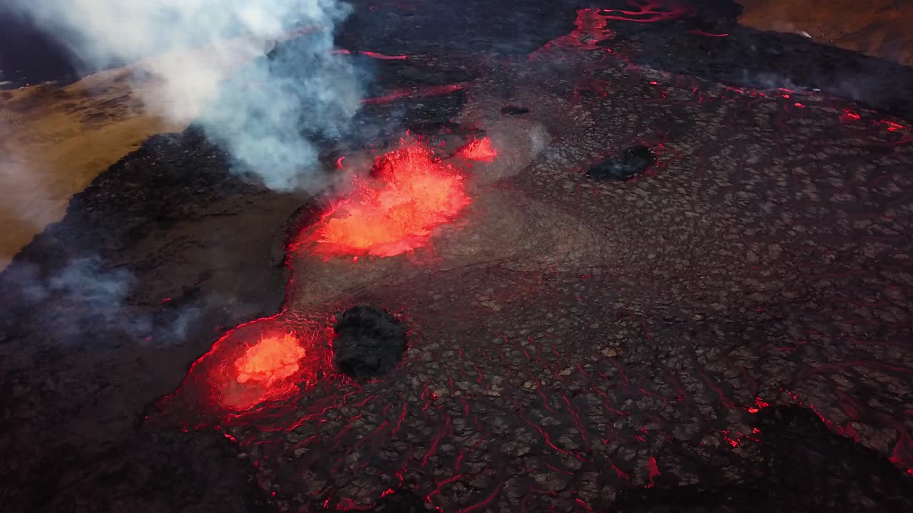 Veduta aerea di magma e lava in eruzione nella valle di Meradalir, dal vulcano Fagradalsfjall, con fumo che fuoriesce