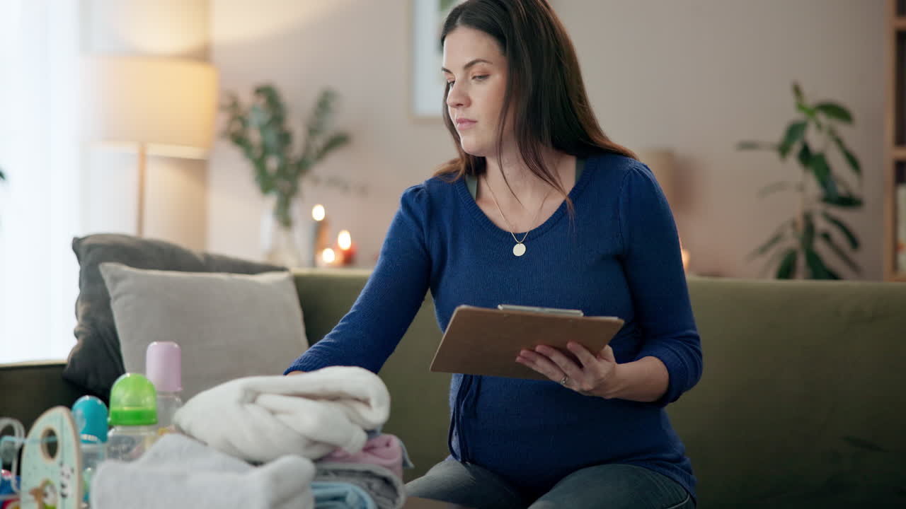 беременная женщина готовится к рождению ребенка