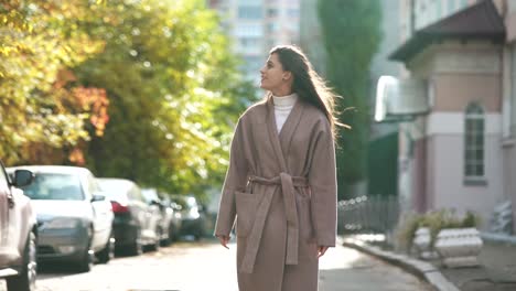 mujer caminando en la ciudad de otoño