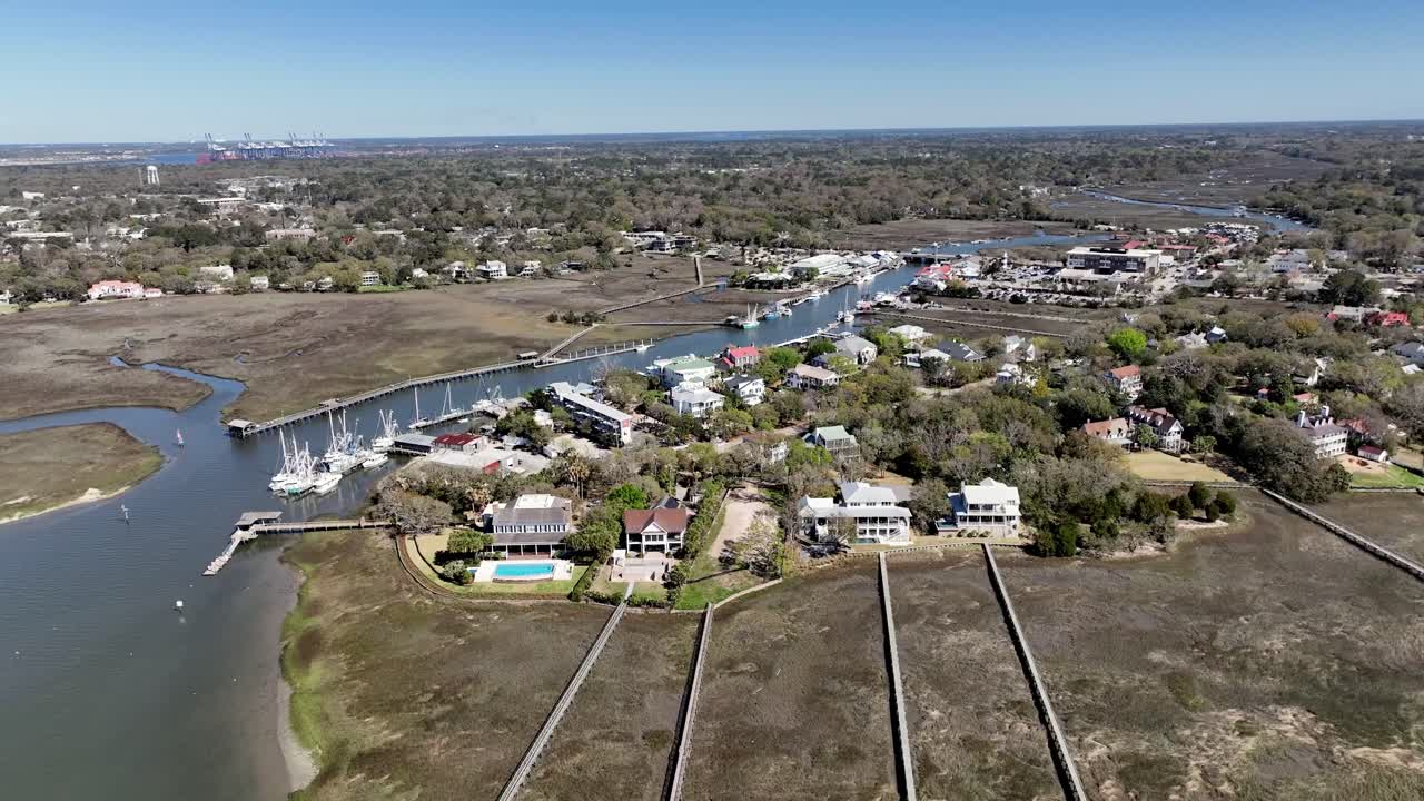 largos muelles de aguas profundas en el río cooper cerca de charleston sc, carolina del sur, cerca de shem creek