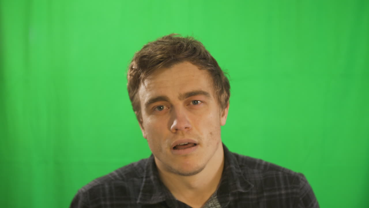 cansado y bostezando con ojos llorosos - plano medio - choma key - macho adulto joven