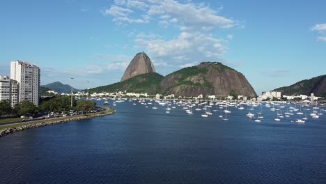 paisaje de pan de azúcar en río de janeiro con barcos de vela en el mar - toma de avión no tripulado - morro do pao de acucar