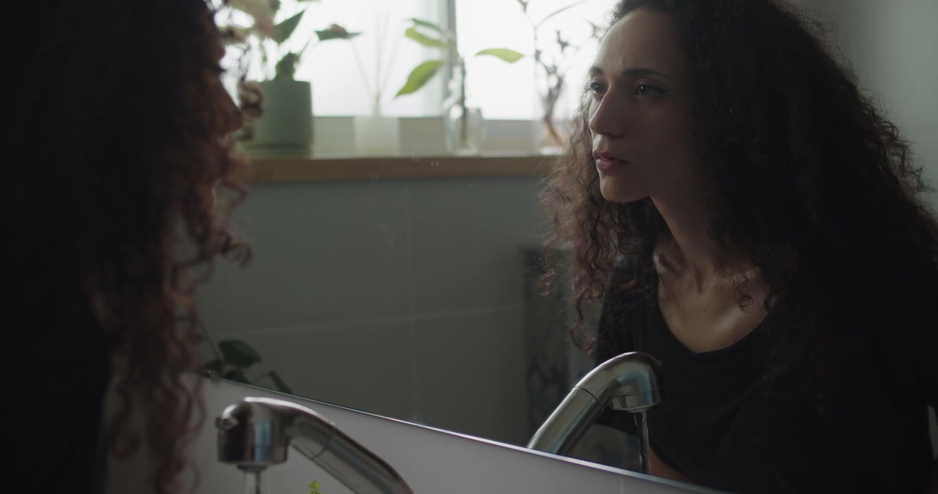 Donna che si fissa, primo piano