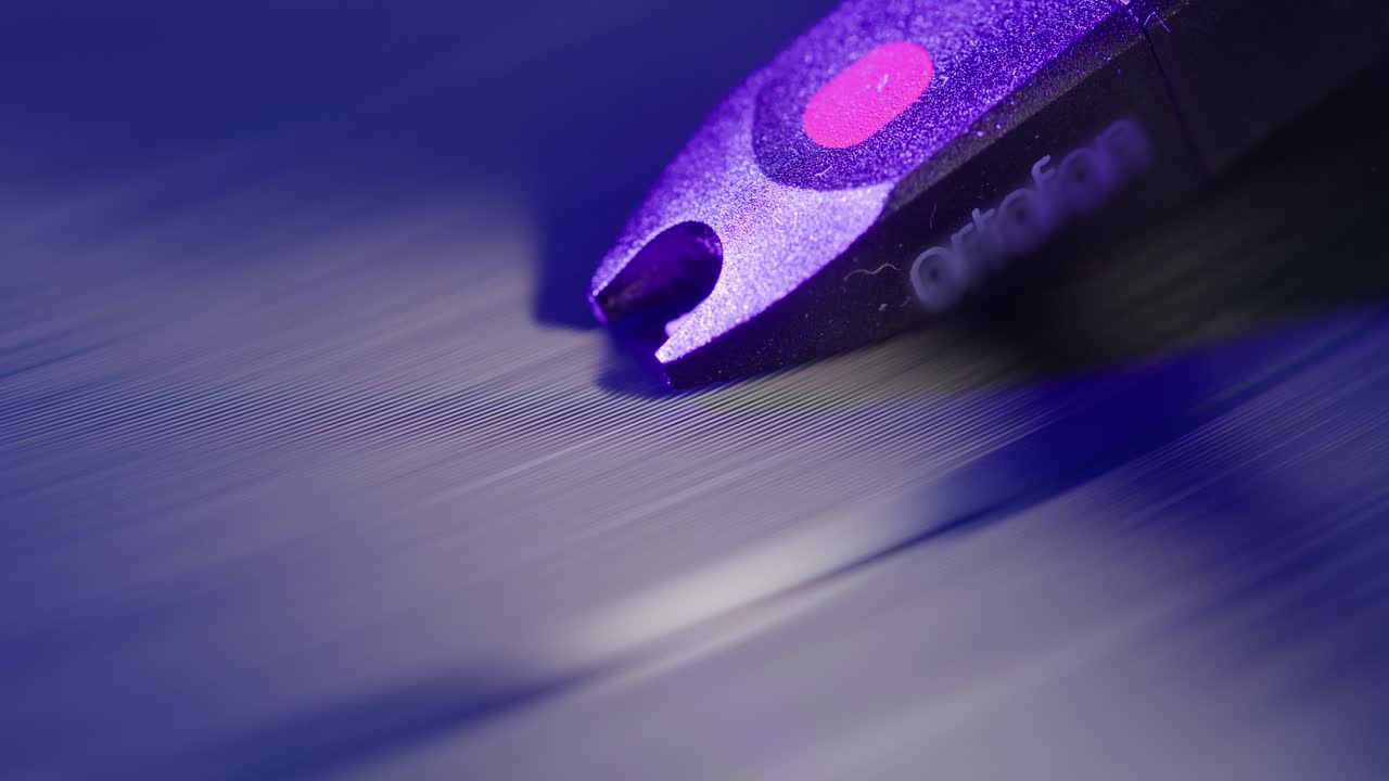 레코드 스핀링, 비닐 플레이어, 비닐 턴테이블 스핀링 클로즈업, 매크로 바늘 재생 음악, 아날로그 오디오 트랙, 4k 해상도