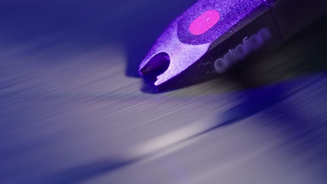 girar el disco, girar el reproductor de vinilo, girar la plataforma giratoria de vinilo de cerca, la aguja macro tocando música, pista de audio analógica. resolución 4k.