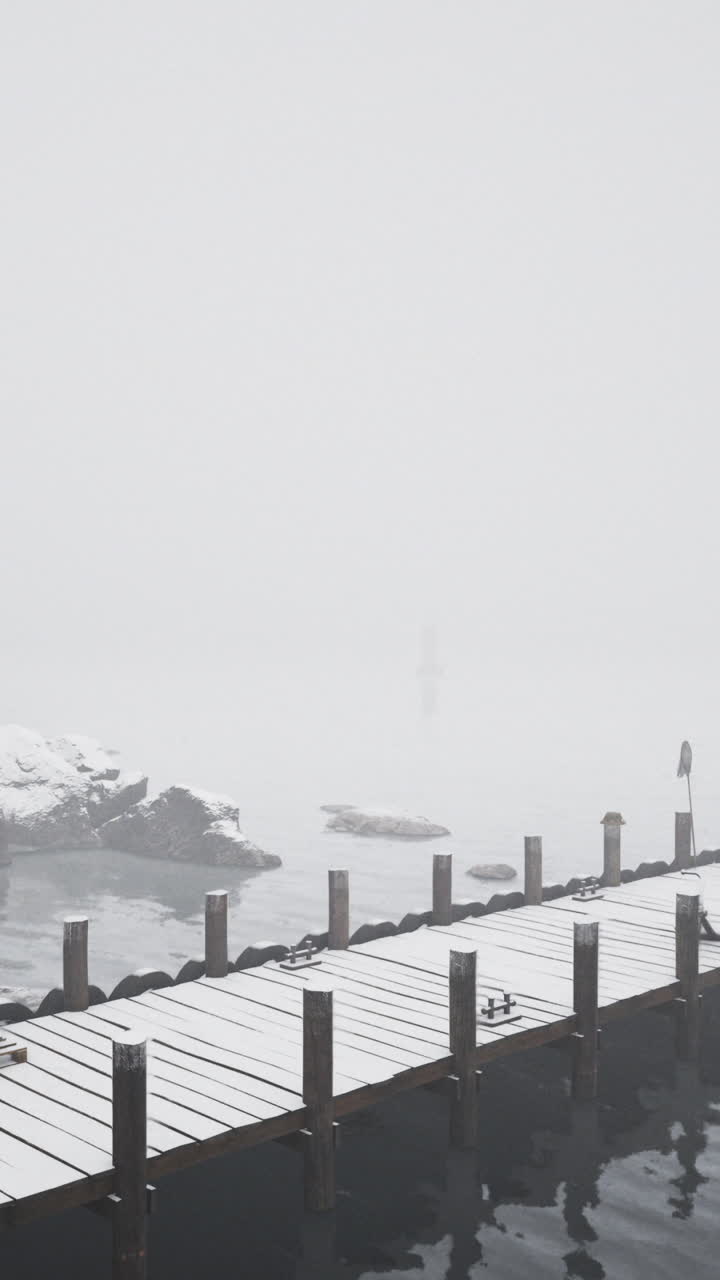 나무 로 만든 항구 가 안개 가 가득 한 호수 로 어 있다