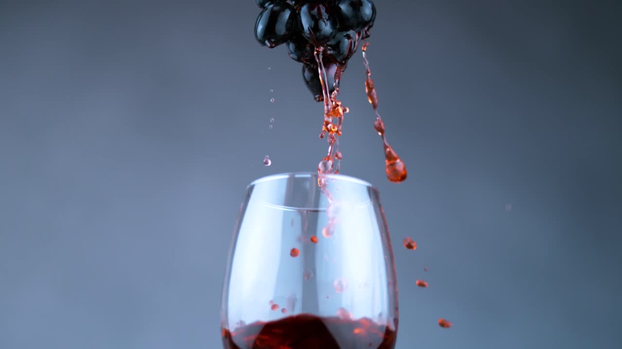 와인은 포도에서 와인 컵으로 우아하게 흐르며, 자연의 유동성과 풍요의 개념을 설명합니다.