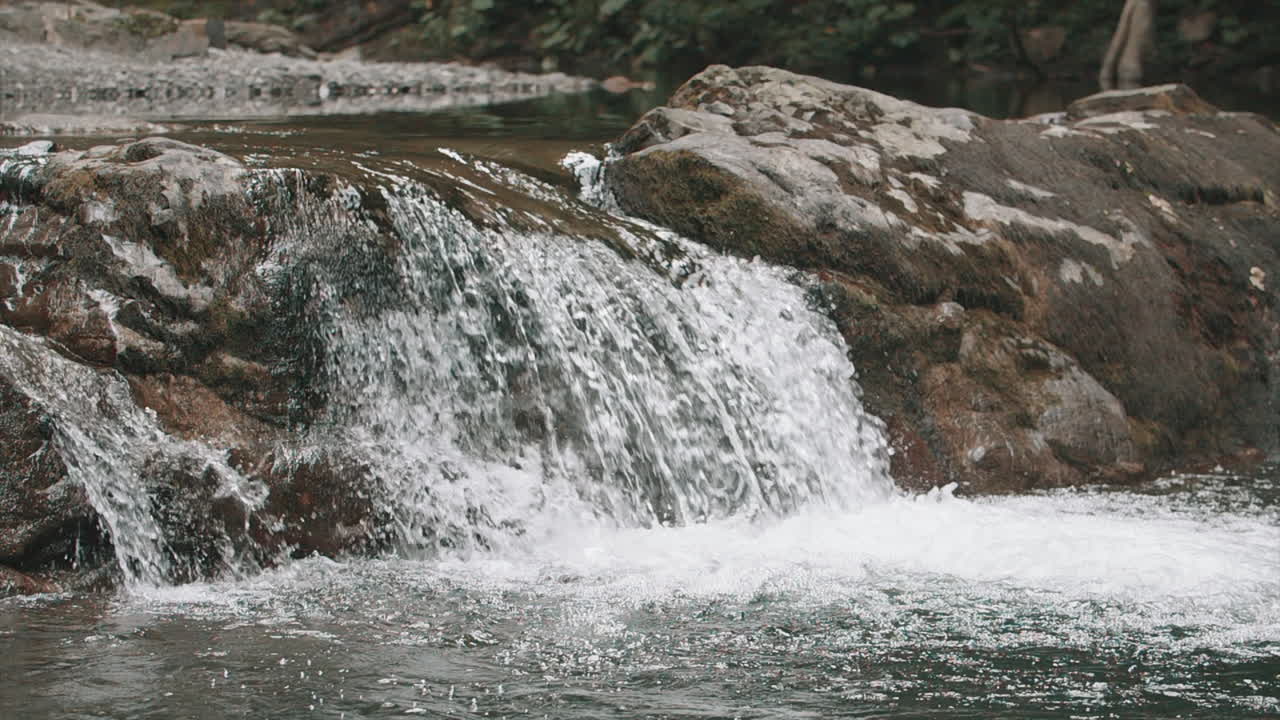 pequeña cascada en un arroyo rocoso