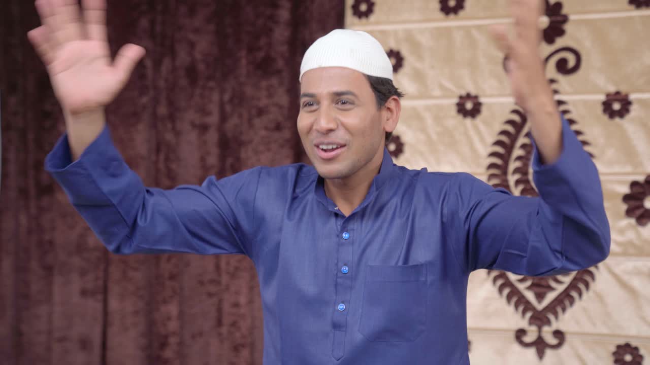 흥분하고 즐거운 인도 무슬림 남자