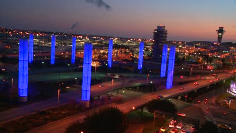 Ein-Überblick-über-Den-Internationalen-Flughafen-Von-Los-Angeles-In-Der-Abenddämmerung