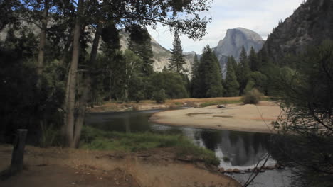 yosemite con media cúpula al fondo