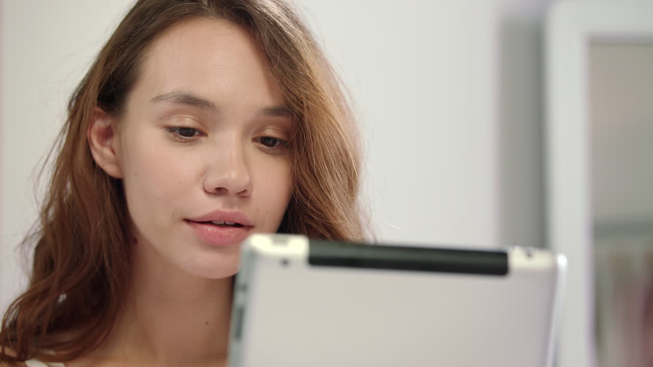 mujer sonriente usando una tableta
