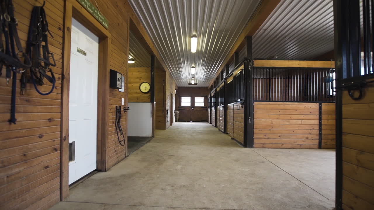 농장의 목조 마구간 내부