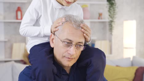 un padre trabaja en la mesa, el hijo interfiere en los negocios del padre. padre trabajando desde casa.