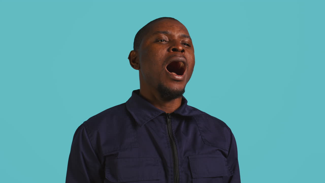 guardia de patrulla se siente agotado después de un largo turno de noche, bostezando