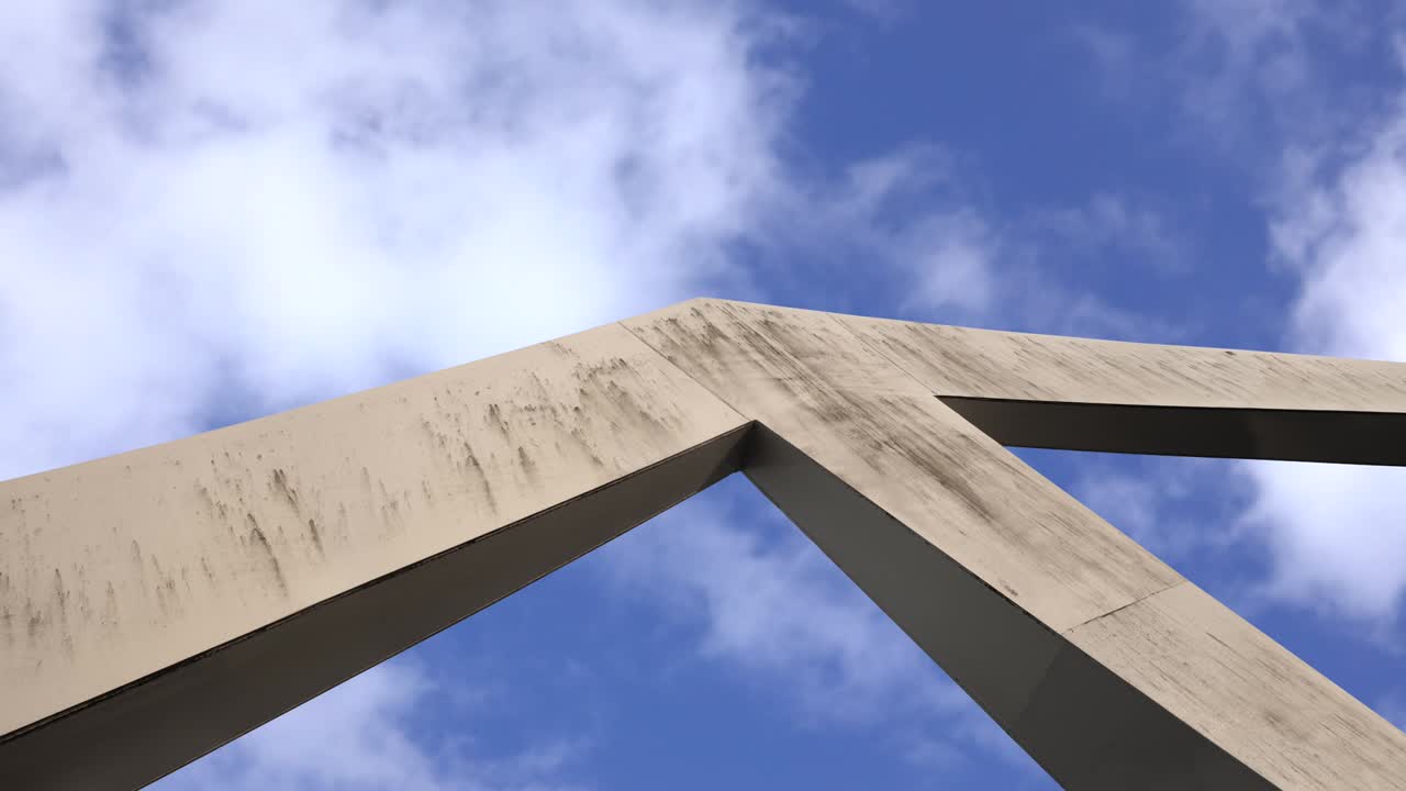 nubes que se mueven sobre el puente de arquitectura moderna abstracta