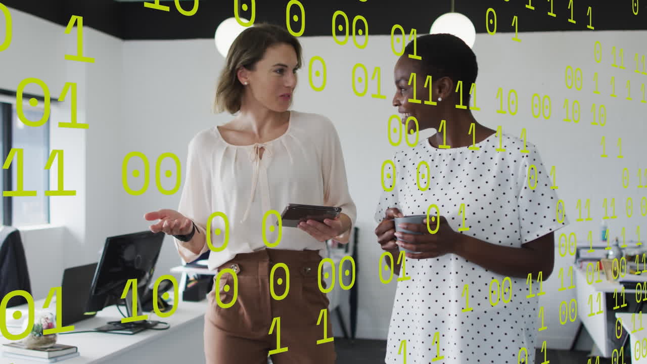 animación del procesamiento de datos sobre diversas personas de negocios